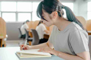 「女の子だからそんなに上の学校を狙わなくても…」ってどういう意味？　高校受験、大学受験、就職活動、転職…いまだに女性に学歴や地位を“求めない”価値観の根深さ