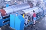【中国】繊維工場で２９歳の女性従業員が大型機械に巻き込まれてしまう事故の映像。