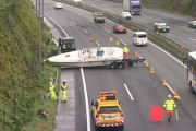 【速報】＜なぜ東名高速にボートが・・・＞牽引車が衝突事故！その衝撃で船体が道ふさぐ