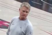 【NBA】スティーブ・カーが自分のそっくりさんに驚愕