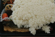 コンビニ弁当て米の量増やすだけで爆売れ間違いないよな