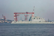 横須賀に米海軍ズムウォルト級ステルス駆逐艦「マイケル・モンスーア」が入港…宇宙船のような外観！