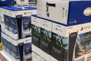 【悲報】カタールの電気屋さん、PS5が普通に平積みで売られていた　日本だけなぜ品薄なのか･･･