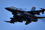 うなる20ミリバルカン砲、米軍三沢基地所属のF-16戦闘機の爆撃や機銃掃射訓練を公開！