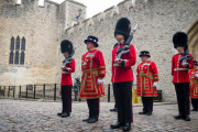 ロンドン塔名物の護衛兵、500年の歴史で初の失業の危機に