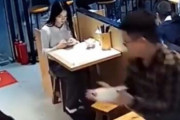 【動画】中国のチー牛、ラーメン屋で女の頭に伏せ丼して逃亡
