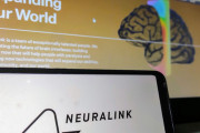 イーロン・マスク氏のニューラリンク、脳インプラントチップの初の人体臨床試験に参加者募集