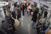 【動画】ソウルの地下鉄で男がガソリン撒いて放火、車内の映像が公開されて話題「パニック映画やん」「怖すぎる」「また圧死しそうになってる」