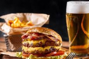 アメリカの物価限界突破。ビール1杯2500円、チーズバーガー1個2200円😭