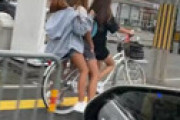 【動画】 ギャルが自転車3人乗りの迷惑動画 ⇒ アウトだけどとても良いと話題に・・