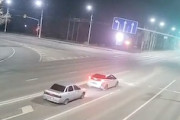 【動画】尋常ではない速度で信号待ちの車に突っ込んだバイク(@_@;)