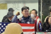 キャプテン・アメリカのコスプレをした韓国人「中国大使館にテロを仕掛ける！！」
