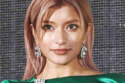 ローラ、身長＆体重公表　自身も制作関わった新作デニム姿「格好いい」「めちゃくちゃすてき」の声