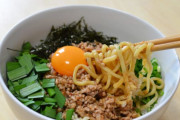 【悲報】『油そばを食べてるおっさん』、例外なくまともな大人じゃないｗｗｗｗｗｗ