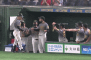 阪神・坂本誠志郎　菅野から値千金の同点弾　自ら発案の「虎の金メダル」を初めてかけられる