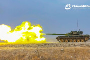 中国陸軍機甲旅団の99式主力戦車が実弾射撃訓練を実施！