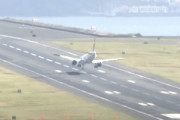 着陸時にやべー風に吹かれてしまったポルトガル航空TP9576便の映像が(°_°)