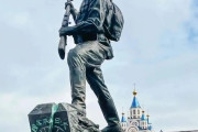 【頭おかしい】ロシア、菊の紋章をライフルで破壊する記念碑設置　除幕式には中国北朝鮮などの関係者も参加→高市首相、抗議