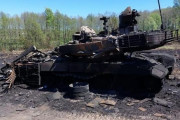 ウクライナ国防省、ロシア軍第3世代戦車T-90Mを携帯型無反動砲「カール・グスタフ」で撃破する映像を公開！