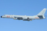 中国軍のH-6爆撃機4機が沖縄本島と宮古島の間を通過して東シナ海へ飛行…空自戦闘機が緊急発進！