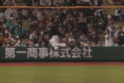 近藤健介 フェンス際の打球にジャンプ一番ファインプレー！