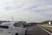 ニュースになるレベルのあおり運転。関越道でプリウスに絡まれてしまったドラレコ。