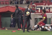 【海外の反応】「こんなの初めて見た」浦和・大槻監督が鹿島選手を突き飛ばして一発レッド！海外のJリーグファンも騒然！
