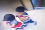 エレベーターで小さな男の子が首を吊って窒息しかけた恐ろしい事故の映像。