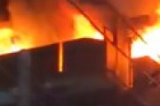 【動画】 東京都荒川区 南千住駅近くの10階建てマンションで火事　緊急車両集結で騒然 「ヘリコプターが７機も飛んでた」「ボンボンいってる」
