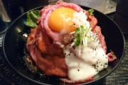 ローストビーフ丼「…はは、見た目は美味そうでも実際食べると微妙かぁ」