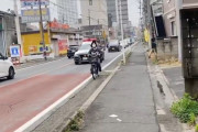 【動画】ノロノロ走ってる自転車を追い越せないパトカーのせいで渋滞してしまうww