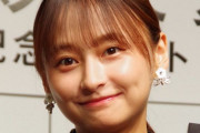 「おなかひえるで」影山優佳、カーディガンからお腹チラ見えにファン大興奮「スタイル良すぎて涙出てきた」「あざといぜ最高」