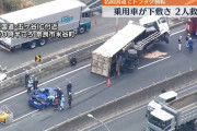 名阪国道で大型トラック横転、乗用車がペチャンコに。命に別状なし
