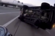 これは衝撃的。前の車のクラッシュに巻き込まれるバイカー視点の映像。海外の反応