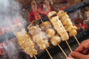【画像】俺氏、夜中の河川敷で焼き鳥を焼く