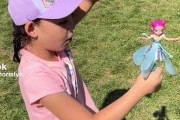 【悲報】想像以上に飛んでいった妖精のおもちゃ、空の彼方に消えてしまう…【動画】