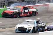 【動画】NASCARでゲームでしかやったことない“ミニ四駆のような壁擦り”でごぼう抜きしたドライバー現る