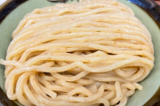 外食でつけ麺 という 完全なる産業廃棄物を自らお金を払って食べる人って人として一番大事なものが欠落して生まれてきたんやろな