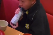 【悲報】今度はスシローでテロ発生　醤油さしや湯飲みを舐めまくる動画が炎上…