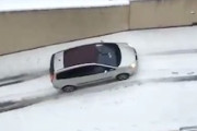 【動画】雪の影響で駐車場から出ることができなかった車ｗｗｗ