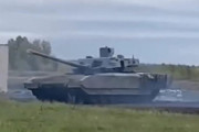 ロシアが最新鋭戦車「T-14 アルマタ」を実戦に初投入…米欧製戦車に対抗か！