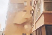【動画】中国あるある、今度はマンションの外壁が、突然剥がれ落下～！