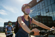 自転車やバイクに乗る人は何故マスクをしない？