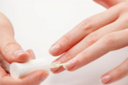 【ネイルケア】爪の縦線や凹凸が気になる…ネイルオイルでも改善されない場合どうしたらいい？