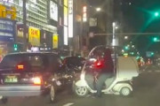 【動画】名古屋市でタクシーに何度も体当たりしたバイク、無敵の人だった。
