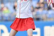 モー娘。牧野真莉愛がミニスカ始球式　楽天・小深田の内角えぐるノーバン投球