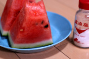 中国人「日本人がスイカに塩をかける理由を教えてくれ…味覚が狂ってるのか？」　中国の反応