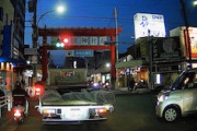 【神戸】交差点の作りが悪い？青信号の原付に真横から車が突っ込む事故の映像。