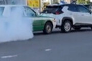 【動画】 車に衝突したままアクセルを踏み続け白煙に包まれるタクシー・・ 異様な光景に衝撃走る