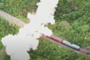 北朝鮮が新型「鉄道機動ミサイルシステム」の映像を公開…鉄道車両の屋根からミサイルが発射！
